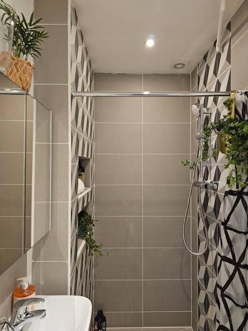 Beautiful And Spacious Flat ลอนดอน ภายนอก รูปภาพ