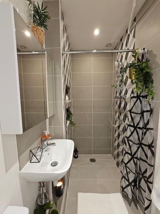 Beautiful And Spacious Flat ลอนดอน ภายนอก รูปภาพ