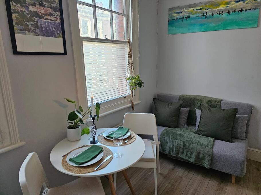 Beautiful And Spacious Flat ลอนดอน ภายนอก รูปภาพ